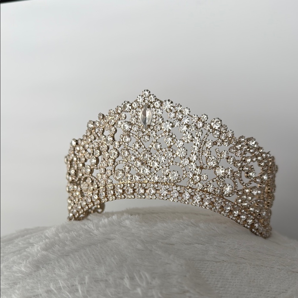 Gold Crystal Crown – Elegant, Sparkling, and Perfect for Any Royal Moment!